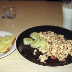 munakokkeli Valmis munakokkeli lautasella kurkkuviipaleiden kera. Lisäksi vaaleaa leipää ja ruokajuomaksi rasvatonta maitoa.