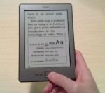 Kindlen tekstikoon säätö Kindle-lukulaite, jossa avoinna fontinsäätöikkuna