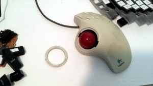 Trackman-hiiri, josta poistettu kiinnitysrengas pallon ympäriltä